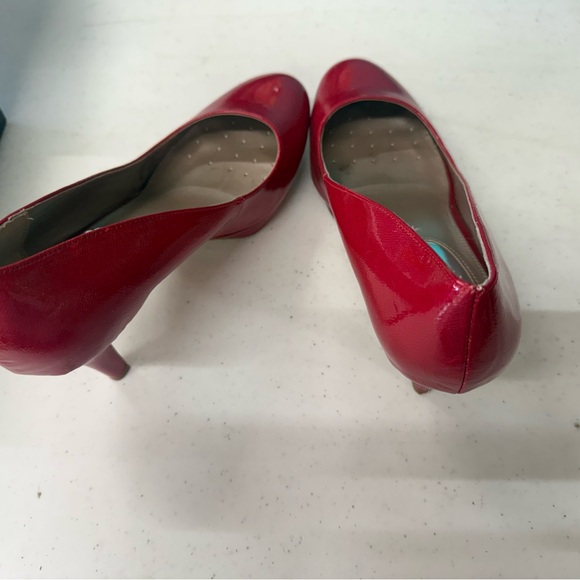 Vibrant Red Heels with Rounded Toe - Picture 4 of 8